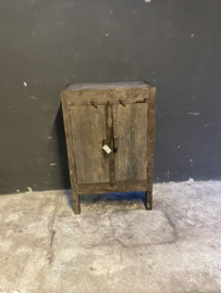 Stoere oude vergrijsd doorleefd houten truckwood kast kastje koos klosje dressoir houten oud hout commode landelijk stoer robuust 2 deurtjes aura Peeperkorn klos klosje