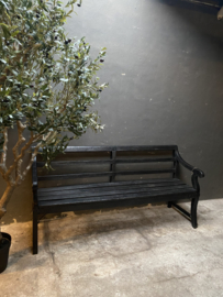 Stoer zwart houten bank bankje landelijk tuinbank stationsbank lounge serre veranda vintage industrieel