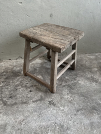 Oude vergrijsd doorleefd houten bijzettafel kruk elmwood nr 1 landelijk stoer krukje salontafel tafeltje grof robuust nerf