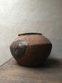 Grote Oude houten pot met metalen beslag zink zinken kruik vaas hout oud landelijk stoer robuust groot