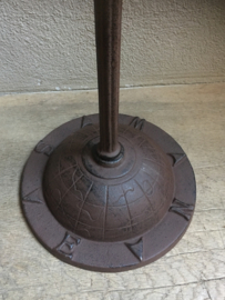 Landelijke zonnewijzer op voet tuin ornament tuinornament gietijzer bruin