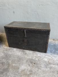 Grote oude zwart zwarte houten kist dekenkist salontafel bijzettafel sidetable wandmeubel stoer landelijk industrieel vintage metalen studs 78 x 38 X H47 cm