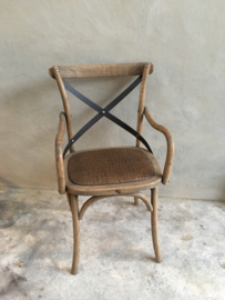 Vergrijsd houten stoel stoeltjes kruisrug stoelen met armleuning armleuningen metaal beslag rotan ratan rieten zitting country landelijk stoer