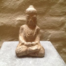 Stoer stenen Boeddha beeldje zittend boedha buddha budha