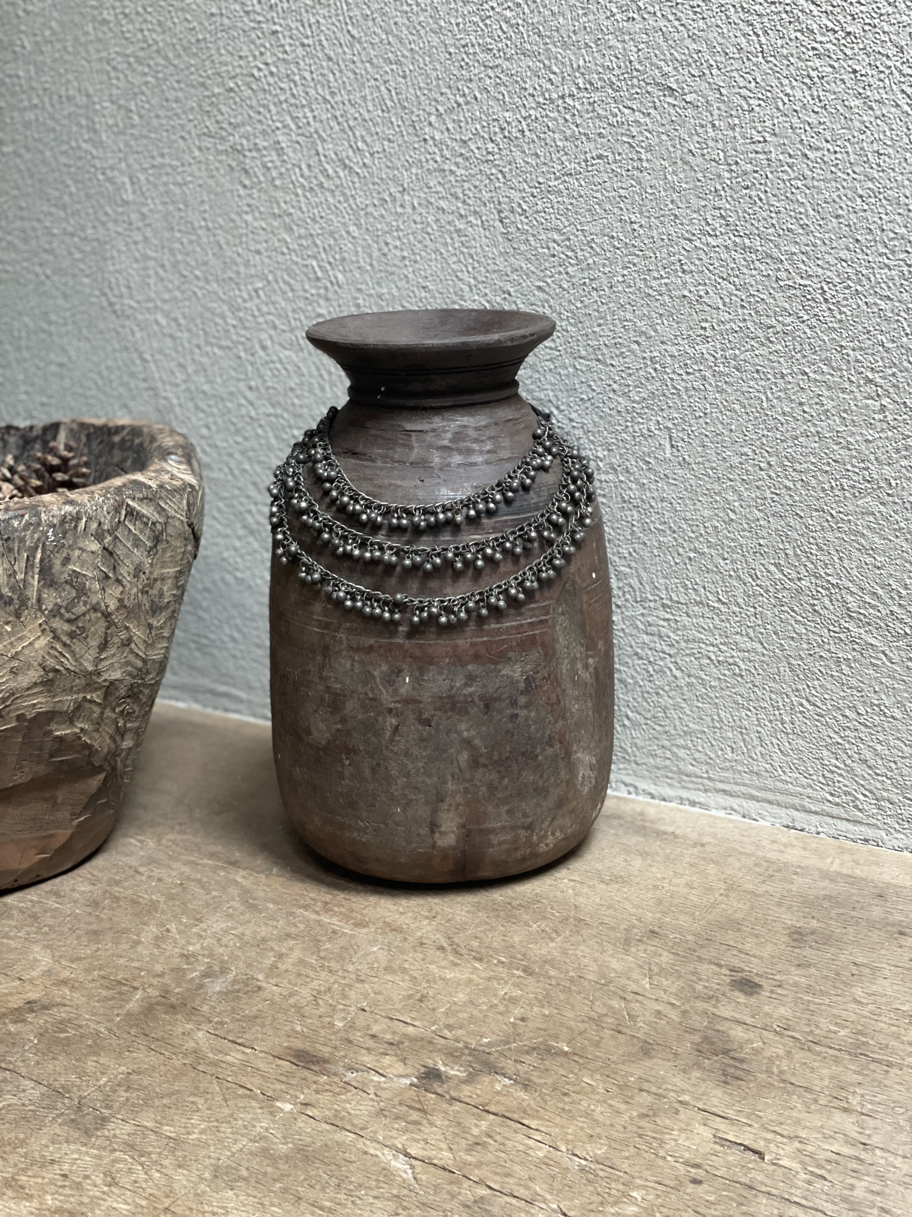 Prachtige oude houten Nepal pot nr.99 kruik vaas hout met metalen sieraad landelijk stoer shabby vintage