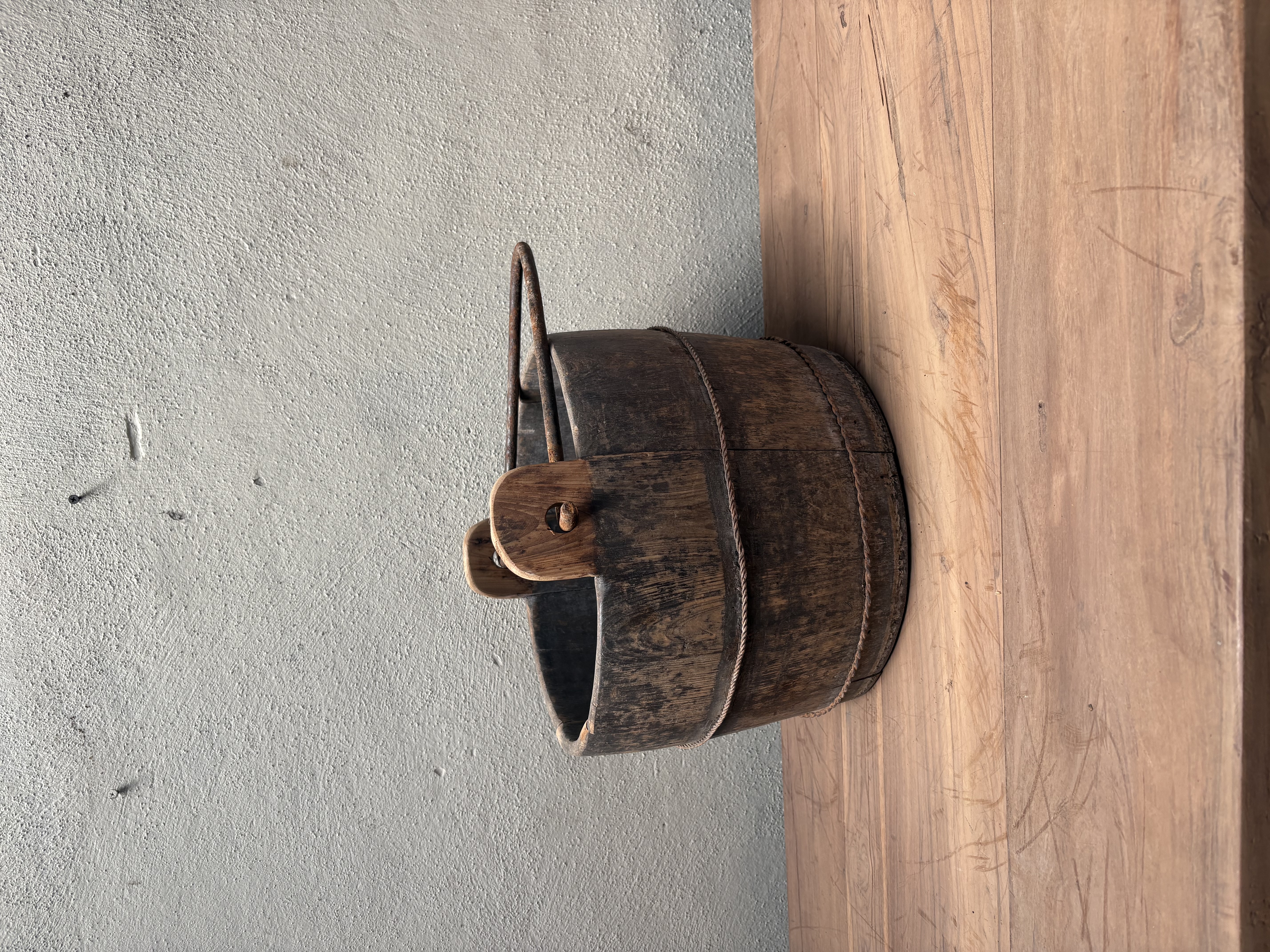 Oude vergrijsd houten emmer emmers vat Ton bak schaal olijfbak landelijk stoer nr 53