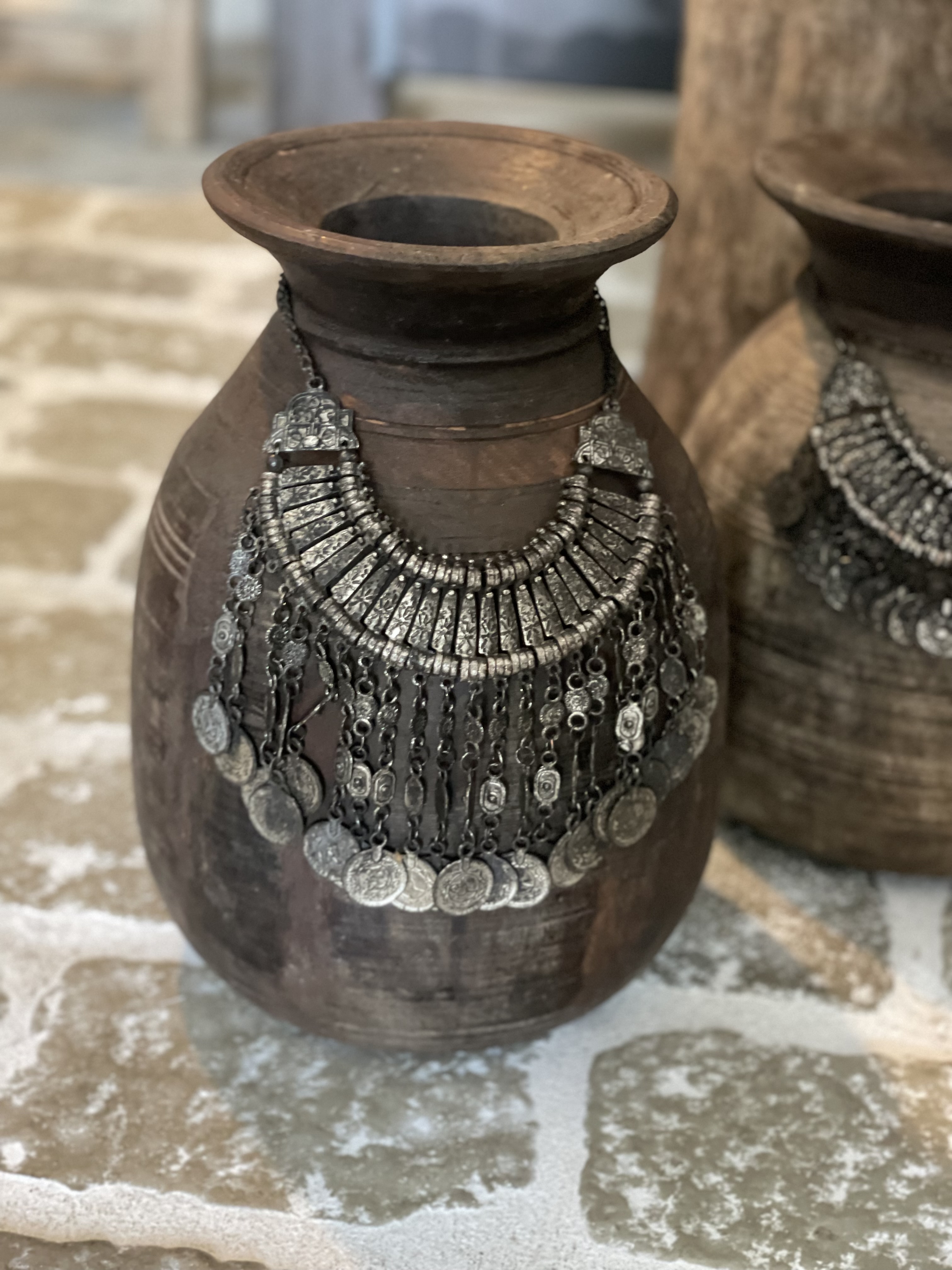 Prachtige oude houten Nepal pot kruik vaas hout met metalen sieraad landelijk stoer shabby vintage