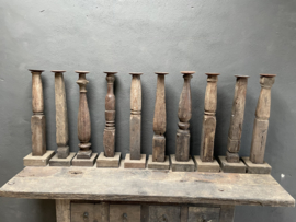Oude vergrijsd houten baluster kandelaar kandelaars landelijk sober stoer stompkaars