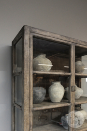 Grote oud vergrijsd houten kast 235 x 112 x 43 cm glaskast vitrinekast keukenkast glas glazen deurtjes  landelijke kast