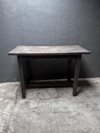 Stoere hoge robuuste oude vergrijsd houten tafel bartafel hangtafel sta-tafel stamtafel buro bureau werkbank  werktafel landelijk industrieel vintage eettafel