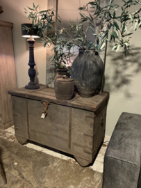 Prachtige grote oude vergrijsd houten kist dekenkist bruidskist Sidetable wandtafel landelijk stoer industrieel aura Peeperkorn