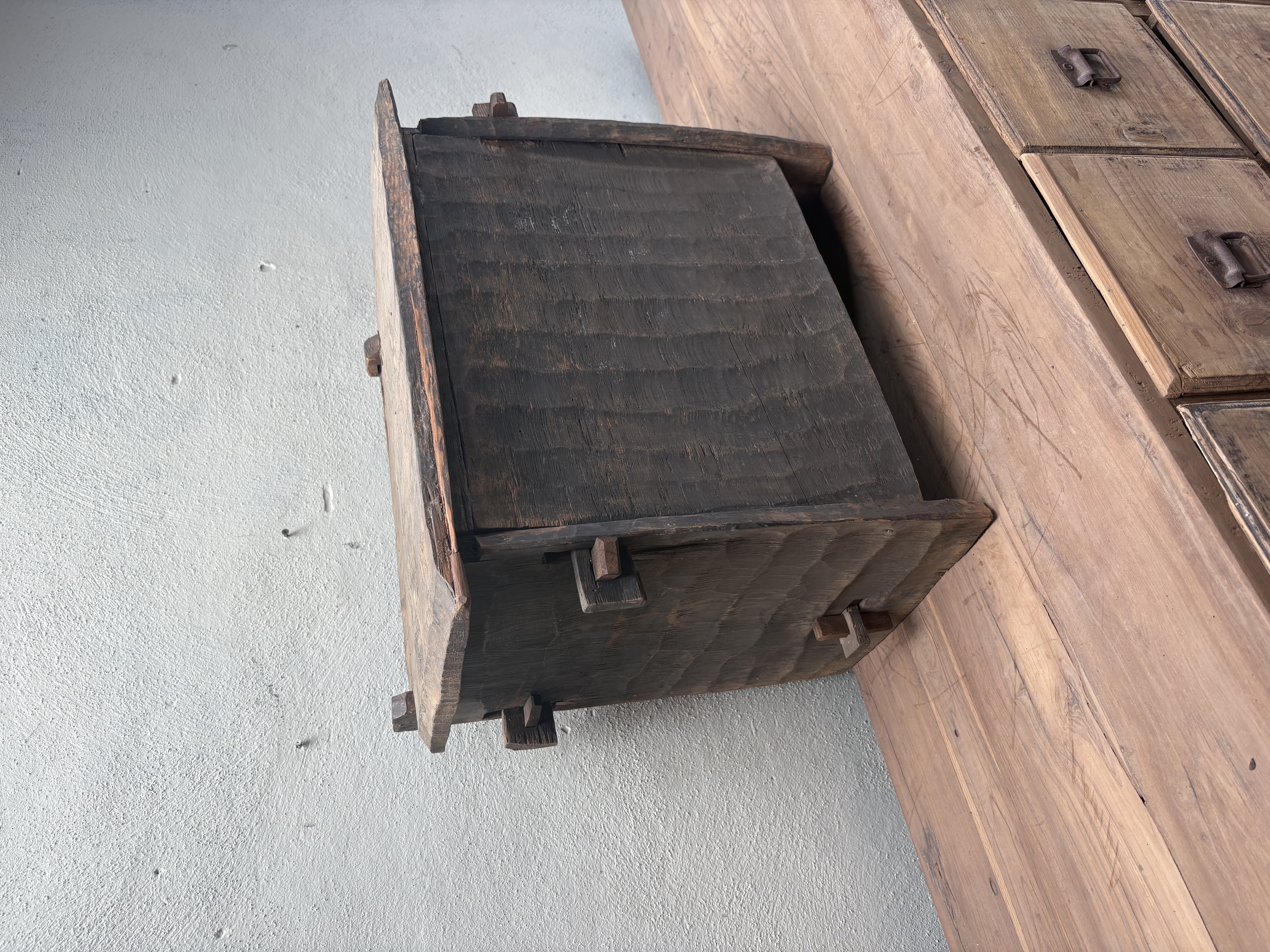 Stoere originele oude houten Himalaya kist kistje dekenkist landelijk klepbank nr 43