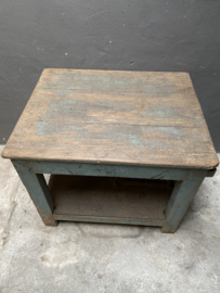 Oud vergrijsd houten tafel met ijzeren onderblad  bijzettafel werkbank workmate bijzettafel hoektafel hakblok keukeneiland keukenblok sidetable werktafel keukentafel winkeltafel landelijk industrieel vintage stoer urban hout Turkoise