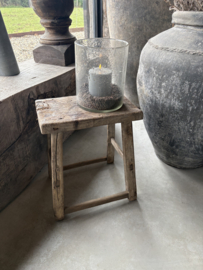Grote grove vergrijsd houten kruk zadelkruk tafeltje bankje landelijk stoer J119