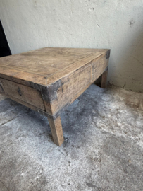 Hele bijzondere unieke oude vergrijsd houten salontafel vierkant met 4 lades landelijk stoer hout met metalen details 89 x 88 x H42 cm