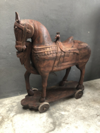 Mega Groot houten paard horse op wieltjes beeld eye-catcher stoer landelijk  vintage tuinbeeld ornament