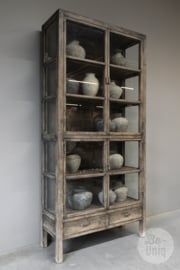 Grote oud vergrijsd houten kast 235 x 112 x 43 cm glaskast vitrinekast keukenkast glas glazen deurtjes  landelijke kast