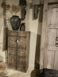 Stoer doorleefd vergrijsd houten 4 deurs kast kastje halkastje landelijk vintage Ibiza boho