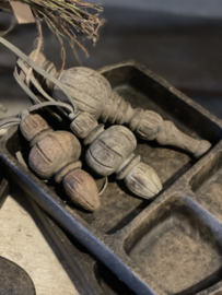 Stoere oude grote vergrijsd houten klos klossen klosje kerstbal kersthanger  klosjes decoratie aan leren koord landelijk