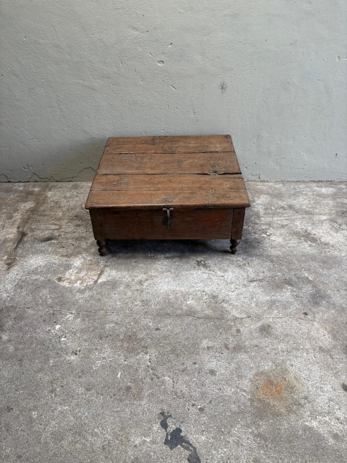 Stoere oude vergrijsd houten salontafel kast  dekenkist salontafel tafel bijzettafel tafeltje met oud metalen beslag industrieel sober landelijk  metaal industrieel vintage