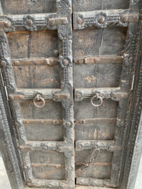 Grote dichte oud houten zwart/grijs kast India robuust antiek doorleefd hout 167,5 x 82 x 42 cm landelijk industrieel vintage urban metalen beslag oude deuren poort deur kledingkast servieskast linnenkast boekenkast