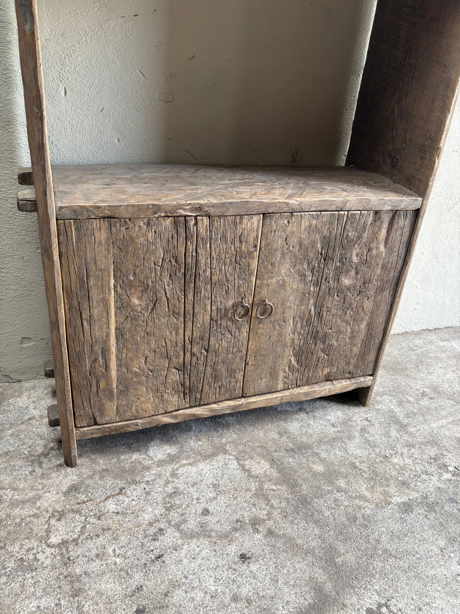 Hele gave oude hoge oud vergrijsd houten kast boekenkast met deurtjes H220 x B85 x 34 cm landelijk stoer