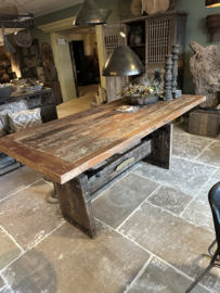 Stoere zware industriele houten tafel bar werktafel eettafel in hoogte verstelbare bartafel countertafel landelijk vintage met metalen wiel en details 220 x 100 cm
