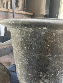 Grote oude verweerd stenen pot vaas kruik bloempot landelijk