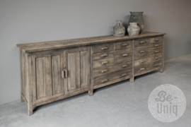 Oude vergrijsd doorleefd houten kast dressoir werkbank workmate keukenblok keukeneiland wandmeubel landelijk stoer industrieel vintage 280 cm gezandstraald
