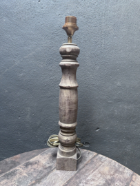 Oude vergrijsd houten balusterlamp voet lampevoet hout landelijk stoer aura Peeperkorn nr 6