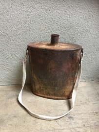 Oude metalen veldfles veldkan bottle fles groot industrieel brocant vintage urban oud decoratie landelijk stoer