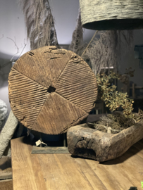Groot oud houten wiel rond ornament op standaard voet landelijk vintage