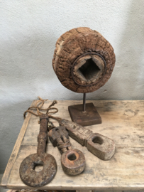 Stoere oude houten butter key butterkey Nepal oud antiek  ornament aan grof touw  landelijk