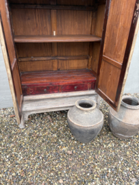 Prachtige grote vergrijsd houten 2deurs dichte kast linnenkast keukenkast boekenkast archief ordners landelijk sober