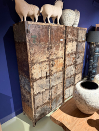 Grote oude metalen locker lockerkast ordners boekenkast archiefkast urban kantoor stoer metaal grijsbruin industrieel landelijk urban 2 deuren legplanken