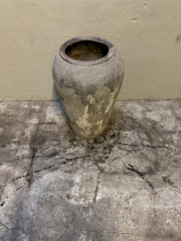 Middel grote oude grijs stenen kruik pot grijze mega landelijk olijfpot olijfkruik waterkruik 71 cm hoog 49 cm doorsnede nr 36