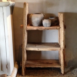 Stoere robuuste grof houten kast rek schap boekenkast landelijk
