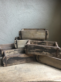 Oud houten bakje schaal schaaltje mal baksteenmal brickmal landelijk vintage industrieel vakkenbak brocant