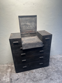 Stoer landelijk oud vegrijsd houten kast kastje desk buro toonbank dressoir commode ladekast Sidetable wandtafel commode met klepje