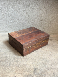 Stoere oude houten theedoos theekist theekistje theebox spicebox kruidendoos landelijk robuust oud hout