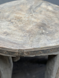Hele stoere unieke grote grove vergrijsd houten tafel bijzettafel rustiek nostalgisch salontafel tafeltje bijzettafeltje wijntafel wijntafeltje metalen details landelijk stoer