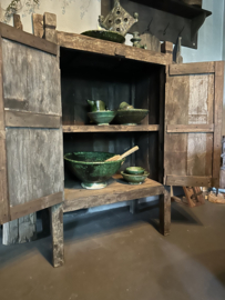Stoere oude vergrijsd  houten truckwood kast met klos klosje aura Peeperkorn kastje dressoir houten oud hout commode landelijk stoer robuust 2 deuren