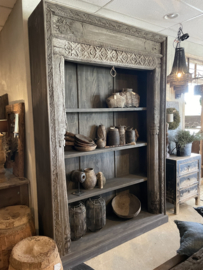 Hele gave grote oude vergrijsd doorleefd houten kast imposant 257 x 167 x 48 cm legplanken boekenkast keuken servieskast keukenkast  sober landelijk stoer groot hout vergrijsd boekenkast keukenkast winkelkast uniek , heel gaaf!!