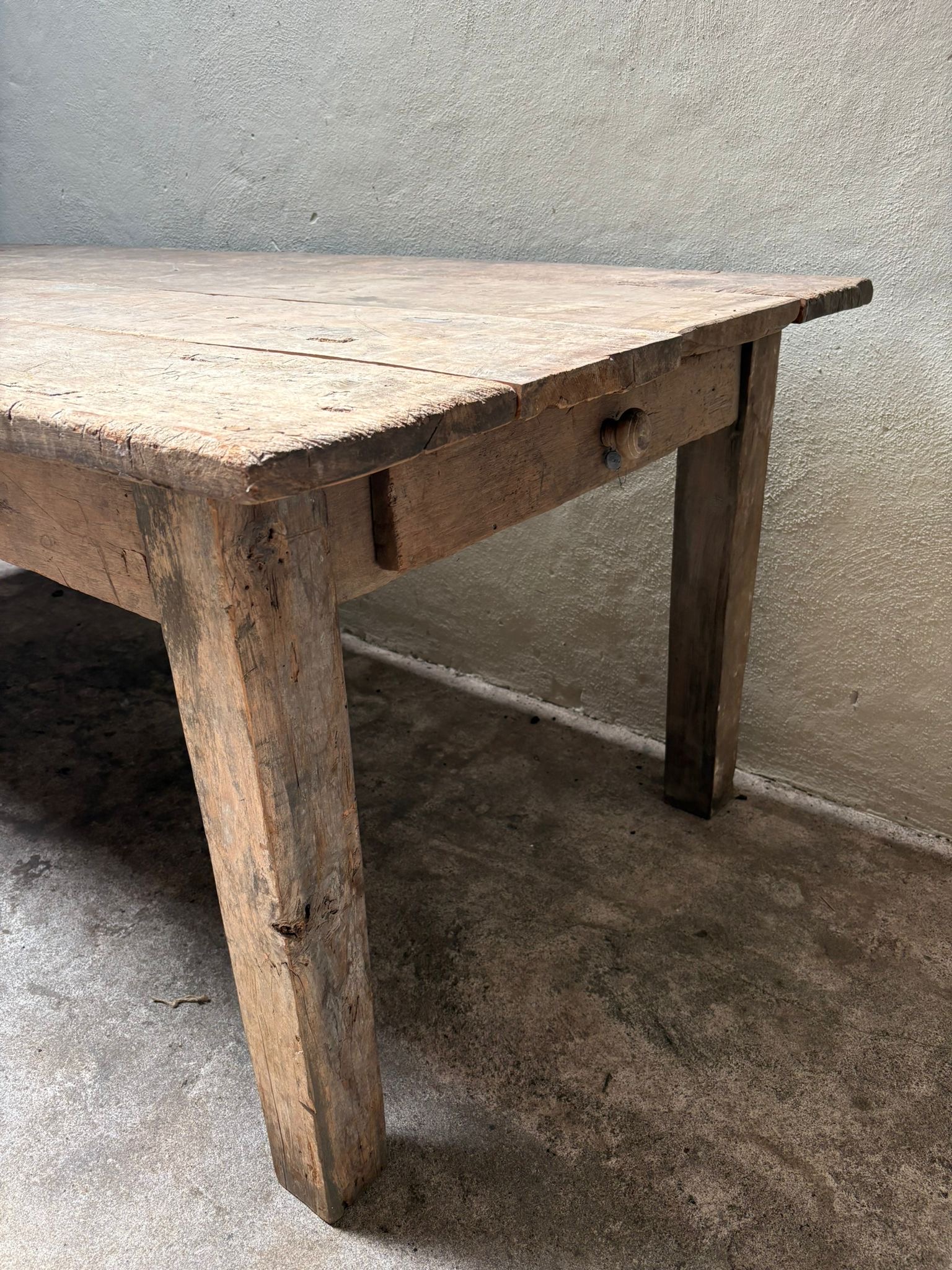 Oude vergrijsd houten tafel eettafel met 2 grote lades blokpoten boerentafel kloostertafel Hoffz  werkbank buro bureau werkbank landelijk stoer 201 x 99 cm uniek grof nerf