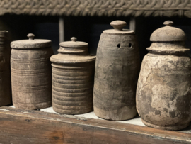Oude vergrijsd houten Nepal pot kruik met deksel en grof jute touw landelijk stoer