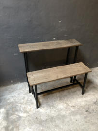 Ijzeren consoletable tafel met houten blad schoolbankje sidetable werkbank industrieel vintage landelijk tafel