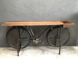 Hele gave metalen vintage industriële Sidetable bar balie gemaakt van een oude fiets met oud houten blad werkbank toonbank bijzettafel sideboard bike  zwart grijs