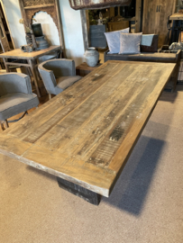 Stoere zware industriele houten tafel bar werktafel eettafel in hoogte verstelbare bartafel countertafel landelijk vintage met metalen wiel en details 220 x 100 cm