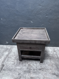 Oud vergrijsd houten kastje nachtkastje nachtkastjes hout ladekastje ladekastjes kastjes tafel tafeltje halkastje landelijk bijzettafel bijzettafeltje