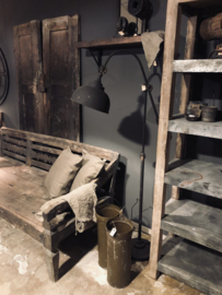 Stoere hoge oude houten kast schoenenrek keukenrek keukenkast legplanken met ijzer bekleed landelijk industrieel vintage robuust boekenkast schap rek grof stoer hout